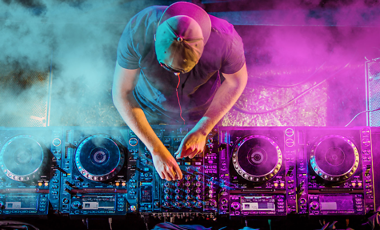 Movida animata: è tardi e il dj non vuole più suonare: colpito al viso