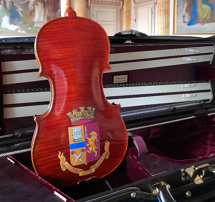 Academia Cremonensis dona un violino al questore Sinigaglia e al maestro Billi