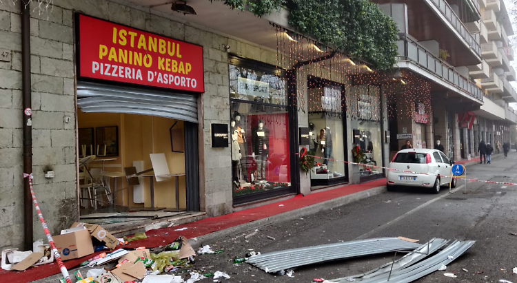 Esplosione al kebab e a fuoco l'auto di un Cc: casi collegati?