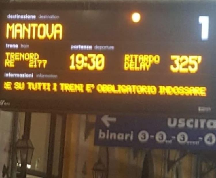 Tromba d'aria, treni in ritardo anche di 300 minuti: pendolari bloccati nei convogli