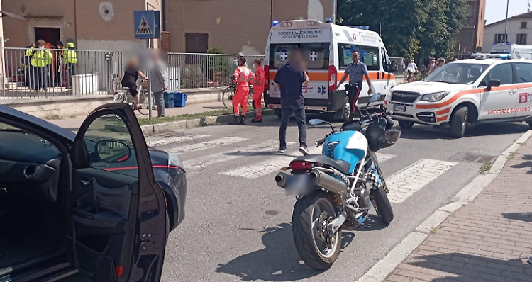 Bimba di un anno e papà investiti all'incrocio: tanta paura ma nulla di grave
