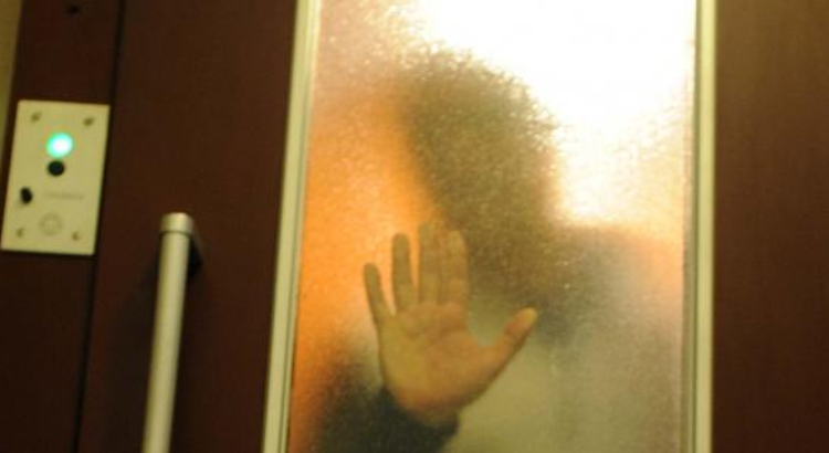 Ascensore in tilt, 93enne bloccato in banca