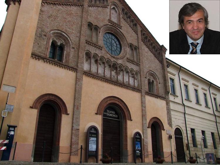 Il teatro San Domenico e, nel riquadro, il direttore artistico Enrico Coffetti