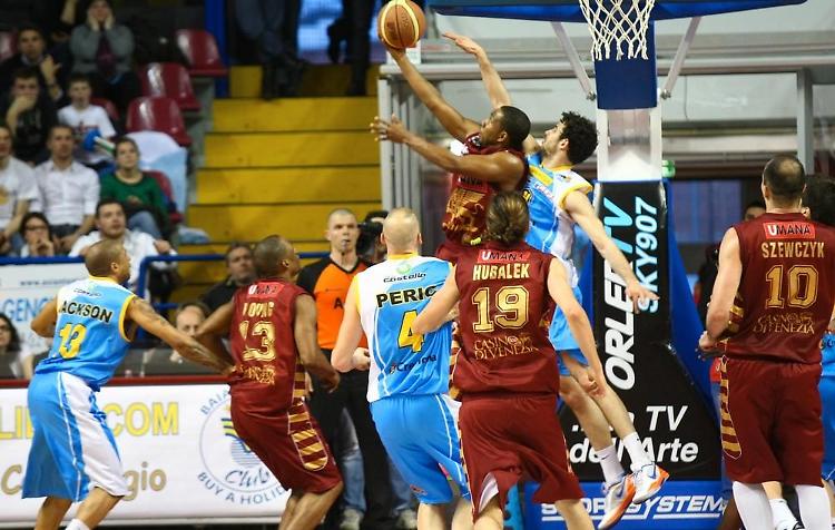 Vanoli, ko 80-74 a Venezia
Si spegne il sogno playoff