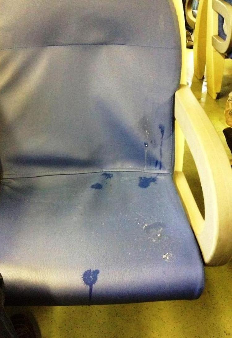 Un sedile imbrattato su una delle carrozze dei treni della linea per Treviglio Milano