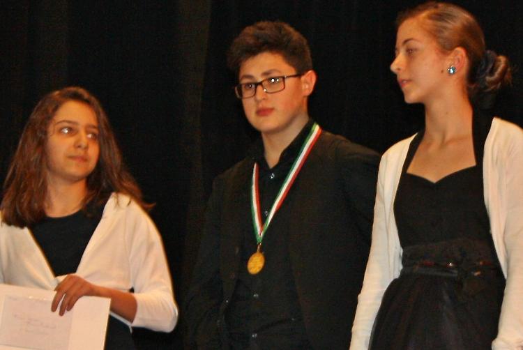 Gabriele Duranti , al centro, durante la premiazione