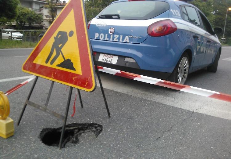 L'asfalto ha ceduto in viale Europa