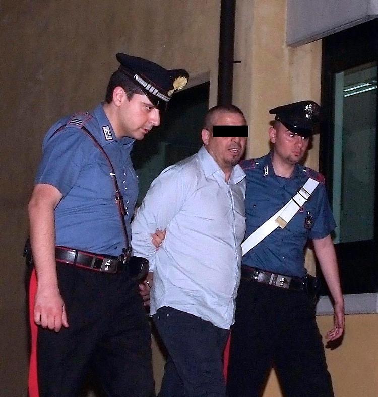 Uno dei due rapinatori arrestati dai carabinieri