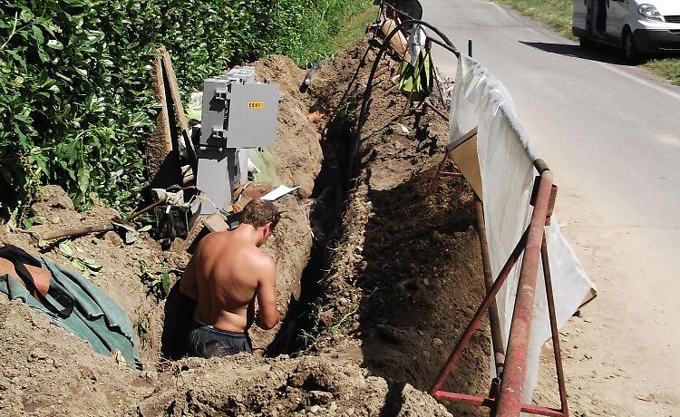 I lavori per ripristinare il cavo telefonico sulla strada per Offanengo