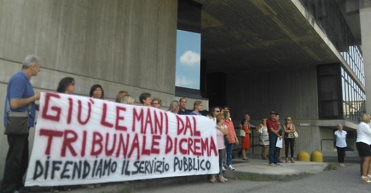 Una delel manifestazioni che chiedevano al governo di non chiudere il tribunale cittadino