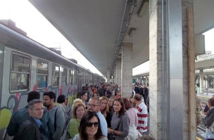Maltempo, treni e disagi. La rabbia dei pendolari