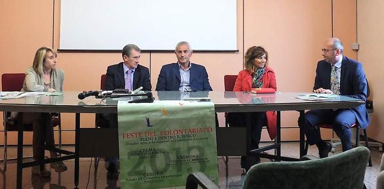 Volontari a raduno nel parco comunale