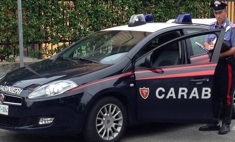 I carabinieri di fronte al locale