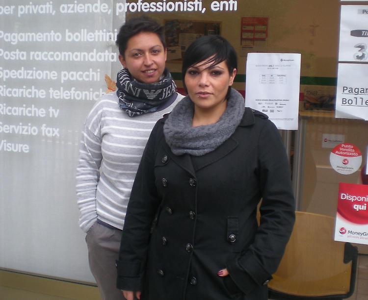 Rosa Di Mauro e Mariangela Di Leva davanti al loro negozio