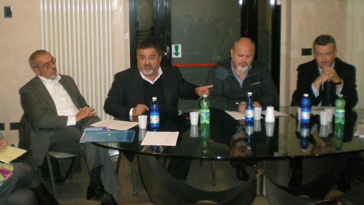 Franco Bordo, Giovanni Leoni, Fabio Calvi e Corrado Bianchessi al tavolo dell'assemblea sul Trasporto pubblico locale che si è tenuta a Rivolta