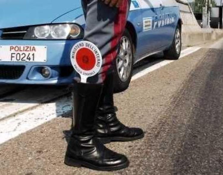 Vede il carro attrezzi, s'infuria e insulta i poliziotti