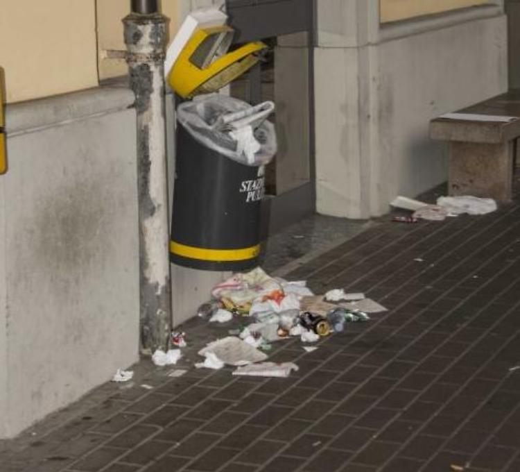 Cestini ricolmi di immondizia