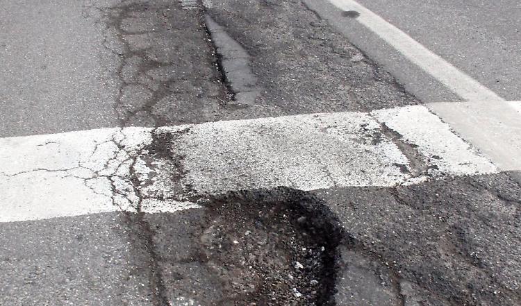 Strade disastrate, proteste: a rischio al sicurezza