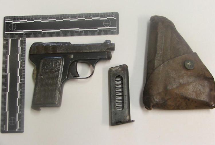 La pistola e la fondina consegnate ai carabinieri di Pandino