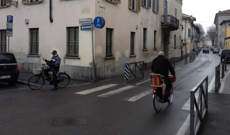 Ciclabile sbuca sul marciapiede
Pericolo quotidiano per i pedoni
