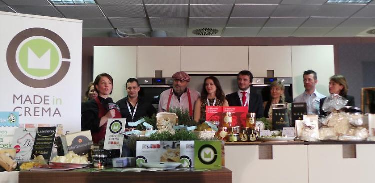 Chicca Coroneo mentre presenta i prodotti le aziende cremasche