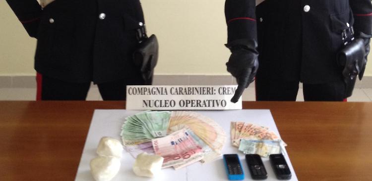 La droga, il contante e i cellulari sequestrati