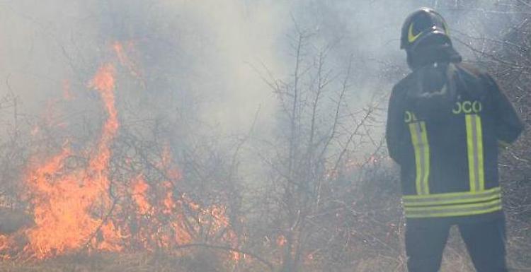 Argine in fiamme, caccia al piromane