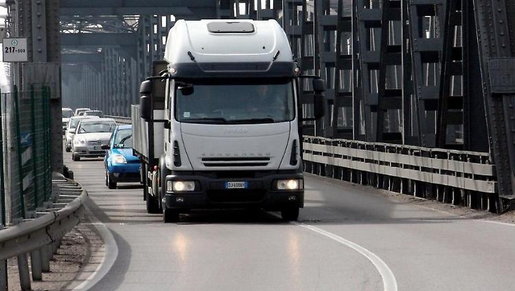 Camion sul ponte, arrivano le prime multe