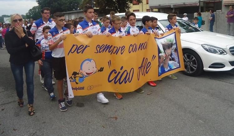 L'ultimo saluto dei piccoli corridori ad Alessandro