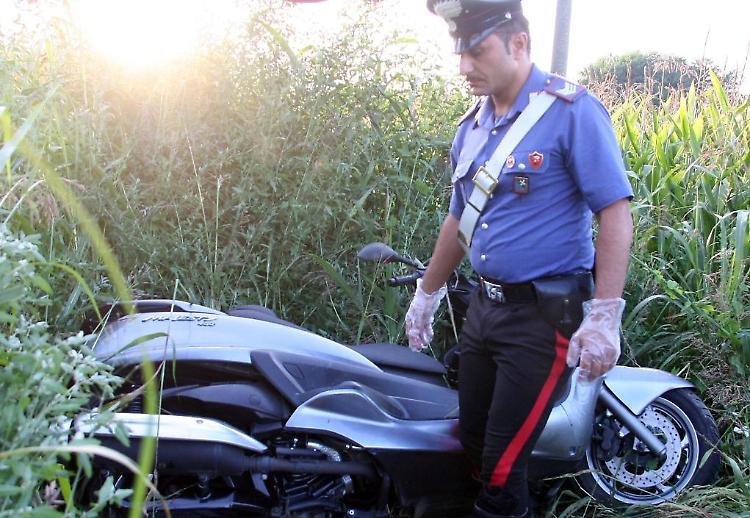 Si schianta con lo scooter, 42enne muore in via Milano