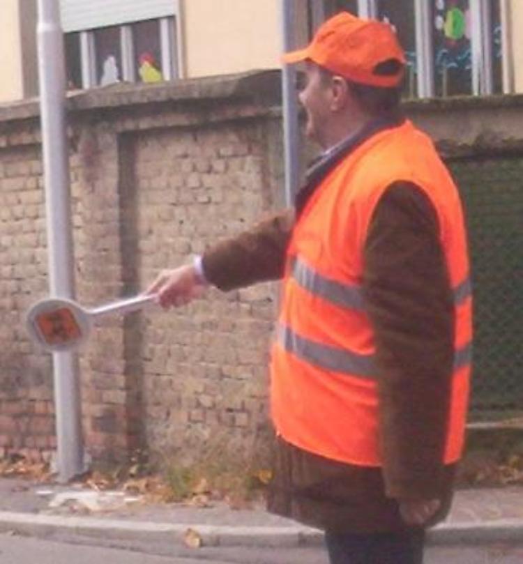 Nonni vigili davanti a scuola, nessuno risponde all’appello