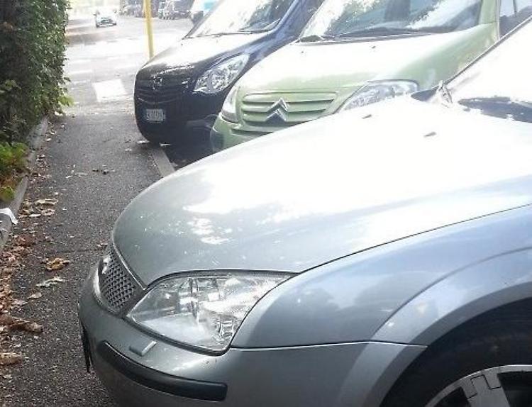 Auto sul marciapiede, pedoni in difficolt&agrave;