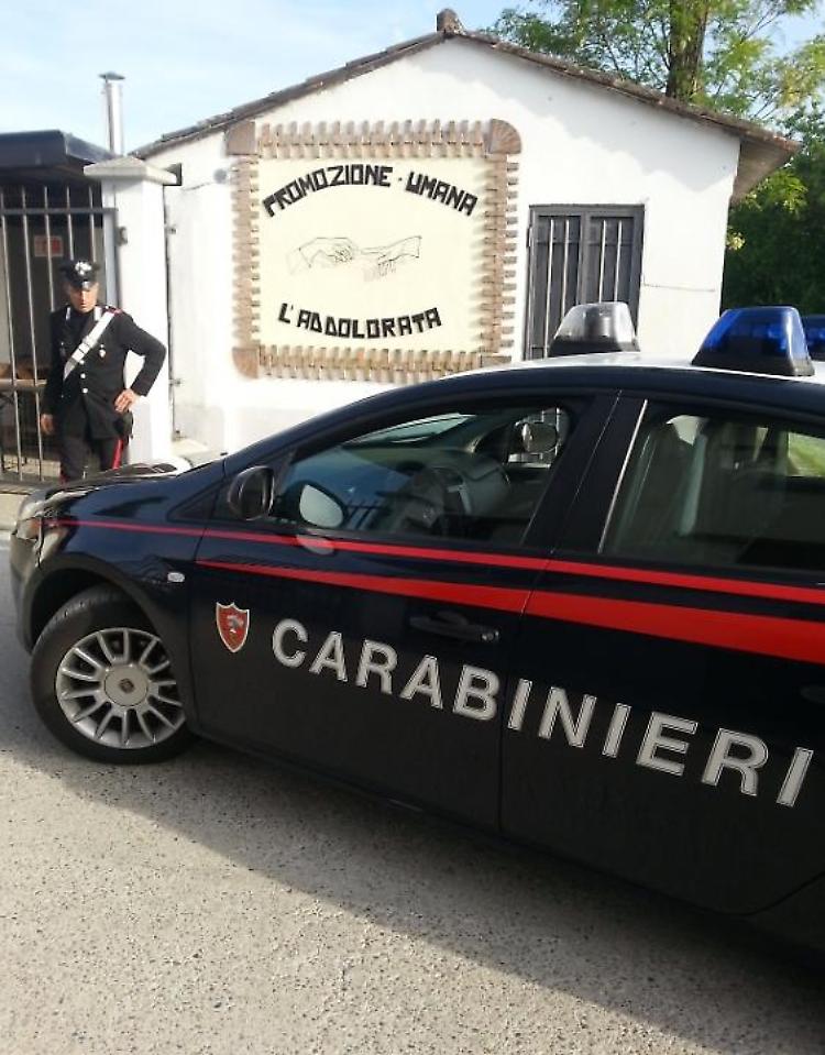 Evade dai domiciliari e ruba un'auto per fuggire, preso
