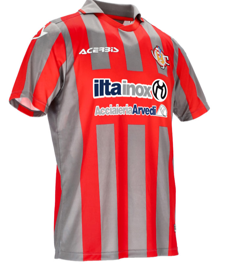 Calcio, la Cremonese presenta la nuova maglia: ritorno al passato