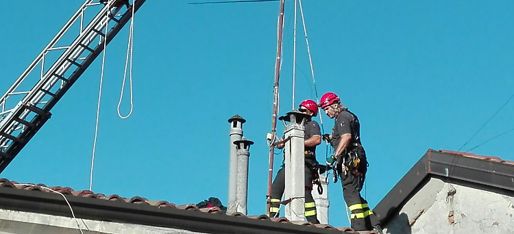 Antenna pericolante, intervento in quota dei vigili del fuoco