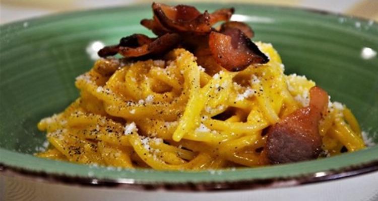 Mito pasta alla carbonara, dalla ricetta classica a quella con il pesce. La novità è nel sushi