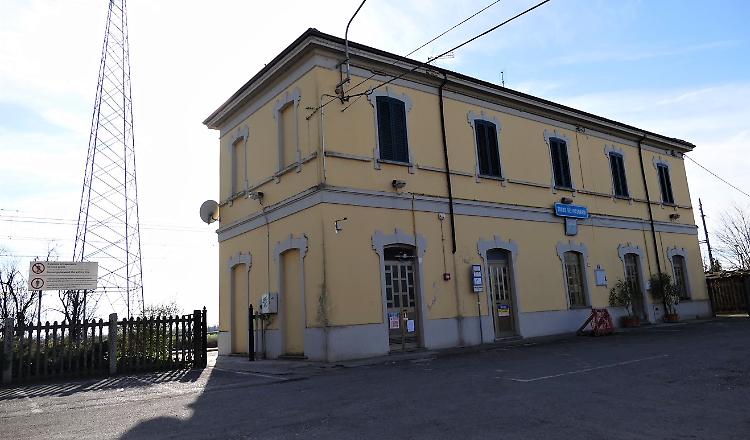 AUDIO - Bloccati per sei ore in stazione: sfamati da una residente