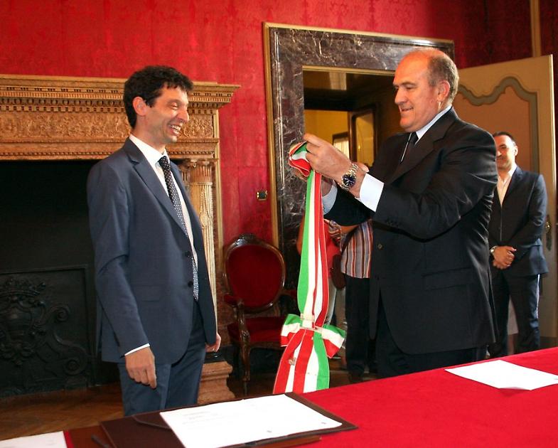 Passaggio di consegne tra Perri e Galimberti La Provincia Passaggio di consegne tra Perri e Galimberti La Provincia