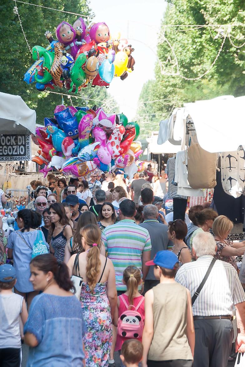 Fiera di San Pietro, folla tra le bancarelle La Provincia