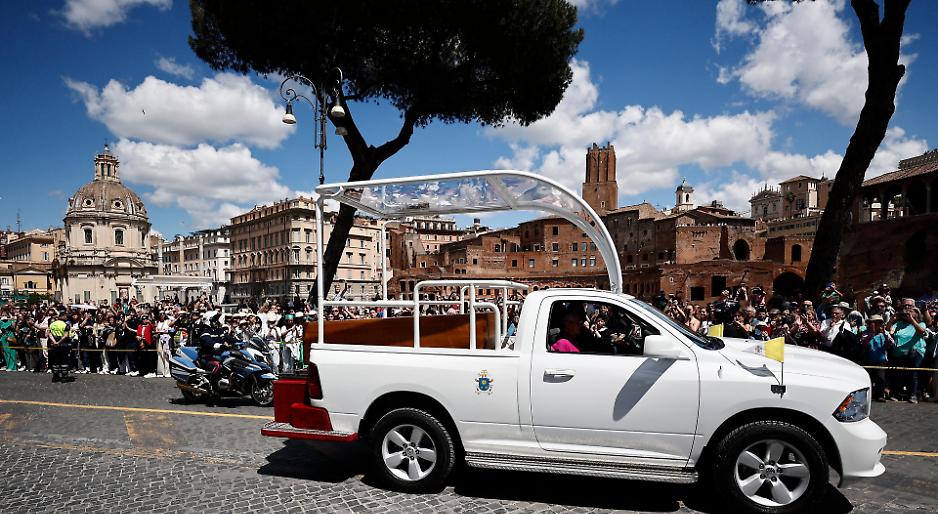 La bara di legno, la papamobile modesta: «Una star che potevi raggiungere»