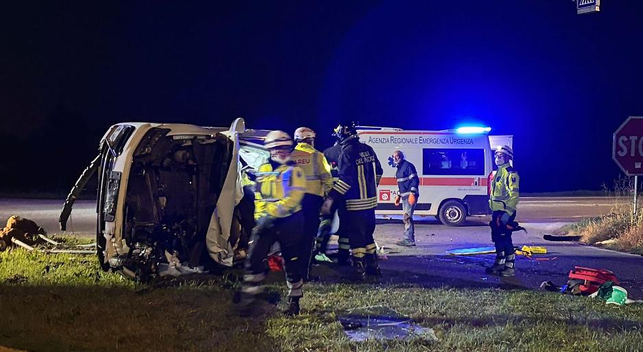 Scontro tra due auto sulla provinciale 33: quattro feriti, una vettura si ribalta