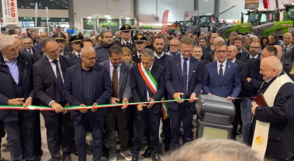 Il ministro Lollobrigida apre le Fiere Zootecniche: il mondo agricolo sotto i riflettori