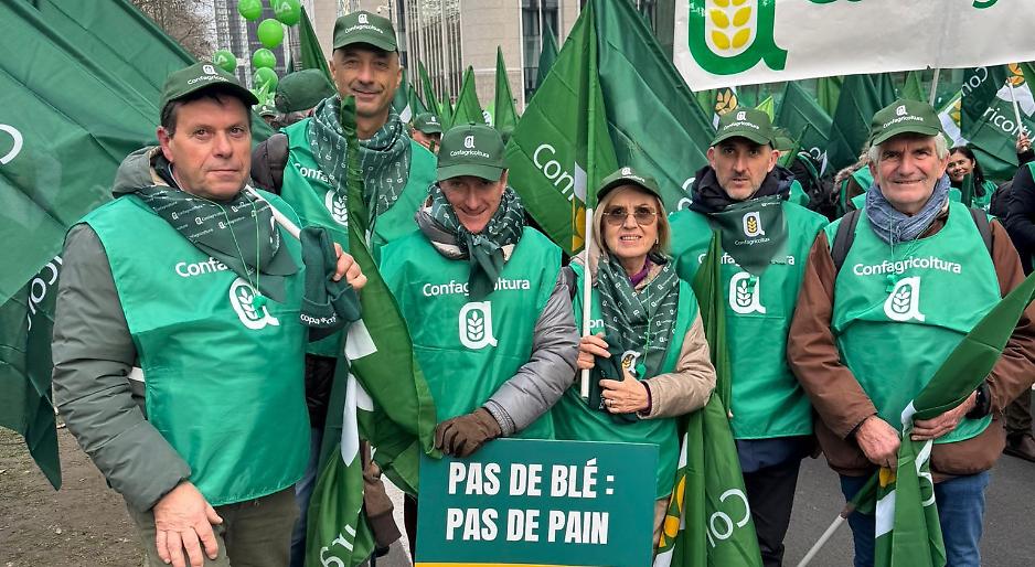 Agricoltori in piazza a Bruxelles: trattori contro Pac e Mercosur