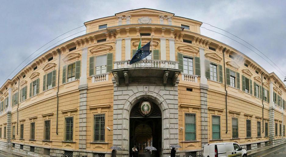 Quei baci della bidella &laquo;lontana dalle scuole&raquo;