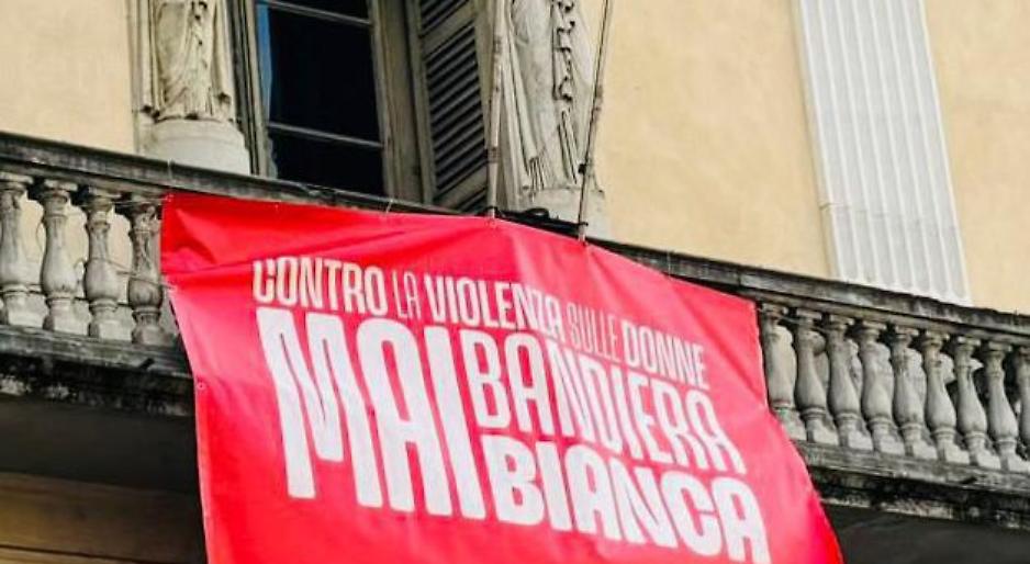Vessillo antiviolenza esposto dal Comune