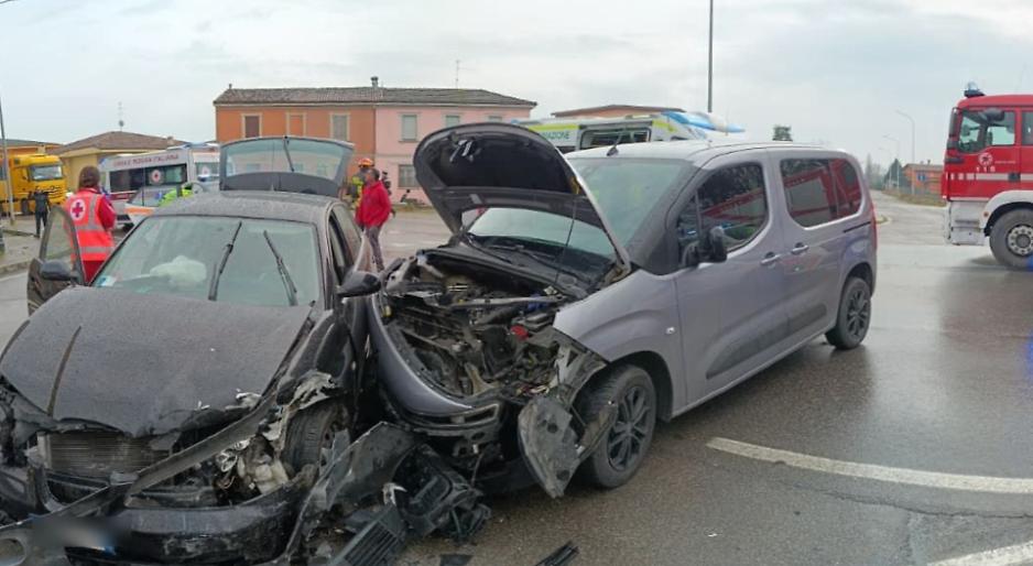 Violentissimo scontro fra due auto, 80enne lotta per la vita