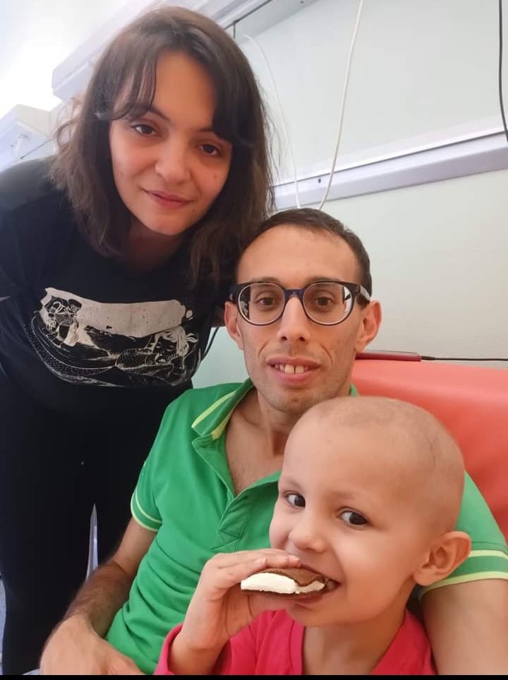 La piccola Emily con mamma e papà