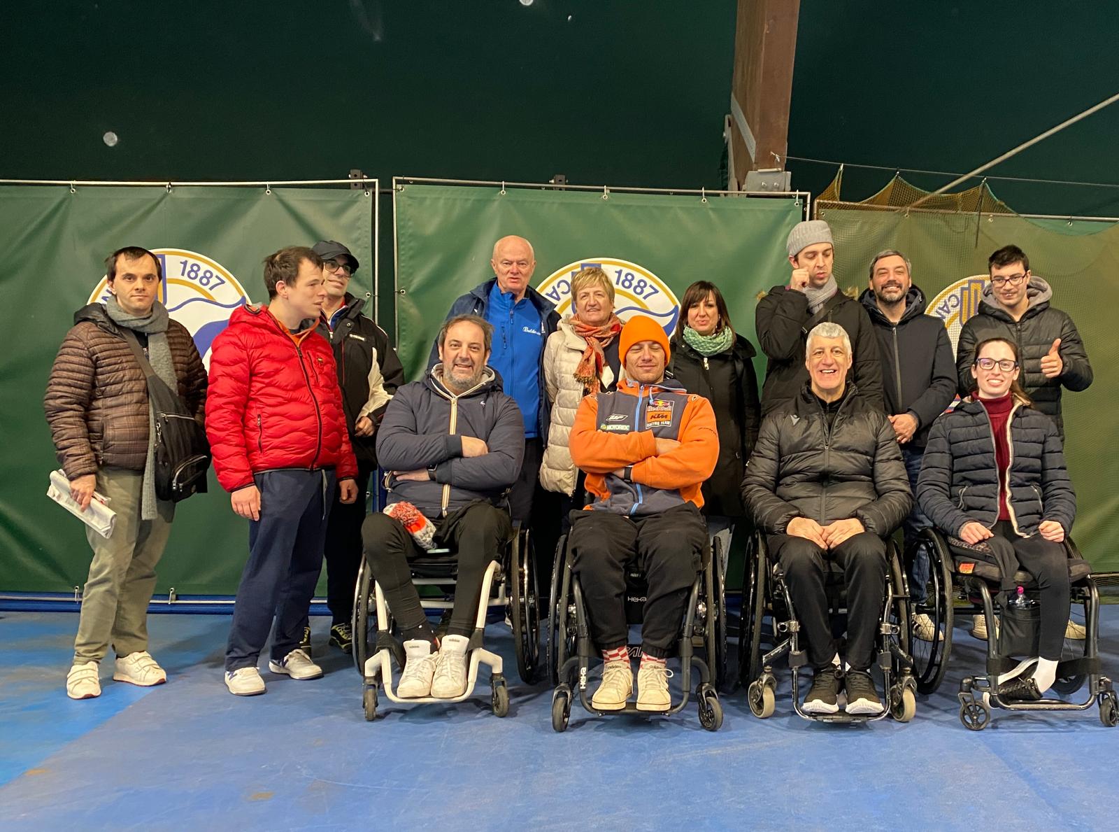 I ragazzi di Agropolis con organizzatori e tennisti del Trofeo dei violini