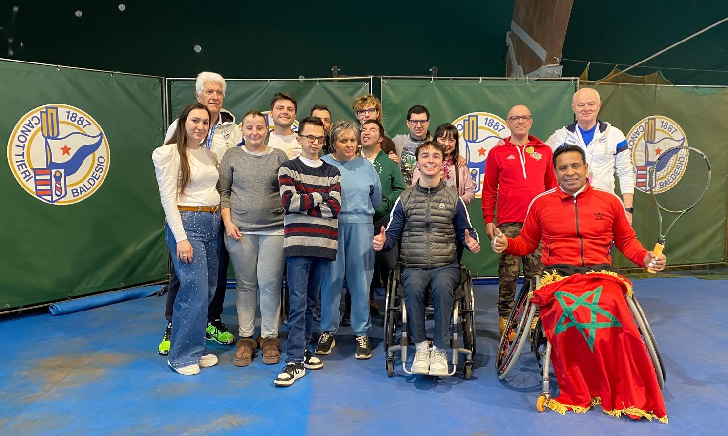 I ragazzi di Agropolis con organizzatori del torneo e tennisti