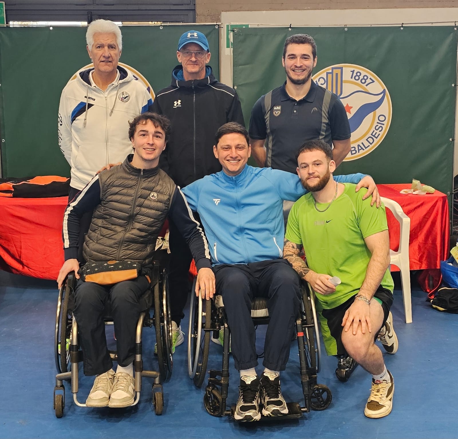il gruppo di atleti francesi con il tecnico e gli organizzatori del torneo